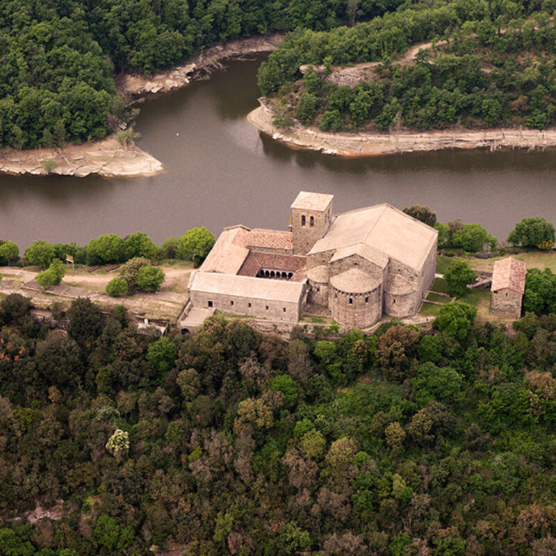 Monestir de Sant Pere de Casserres, sobre el Ter